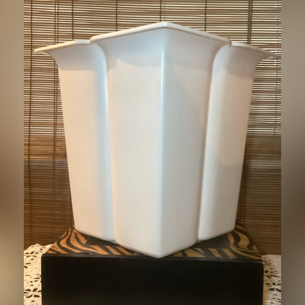 Vintage Rubbermaid Wastebasket